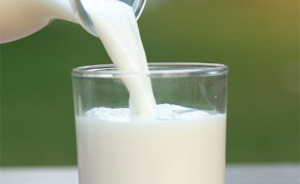 Verser du lait dans un verre